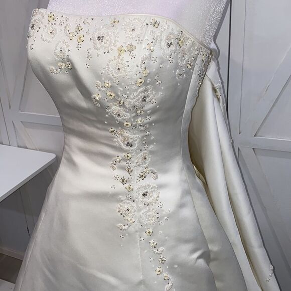 Maggie Sottero Couture A-Line Back Lace-Up White Wedding Dress - Picture 9 of 17